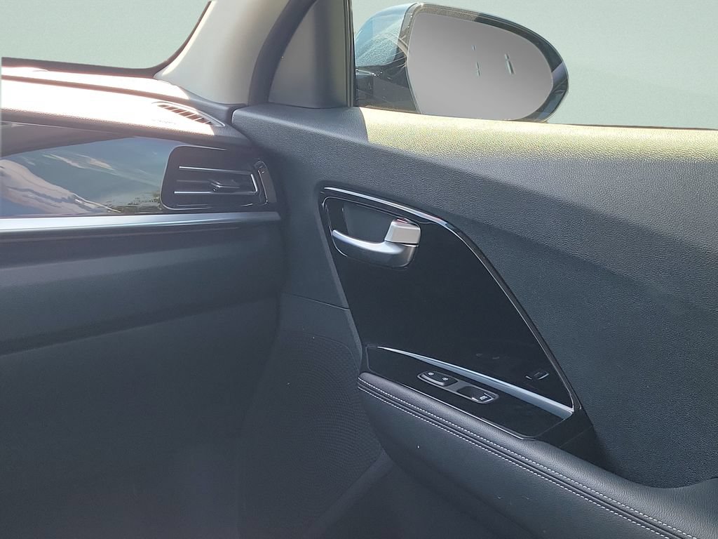 Used 2022 Kia Niro EX FWD image 13
