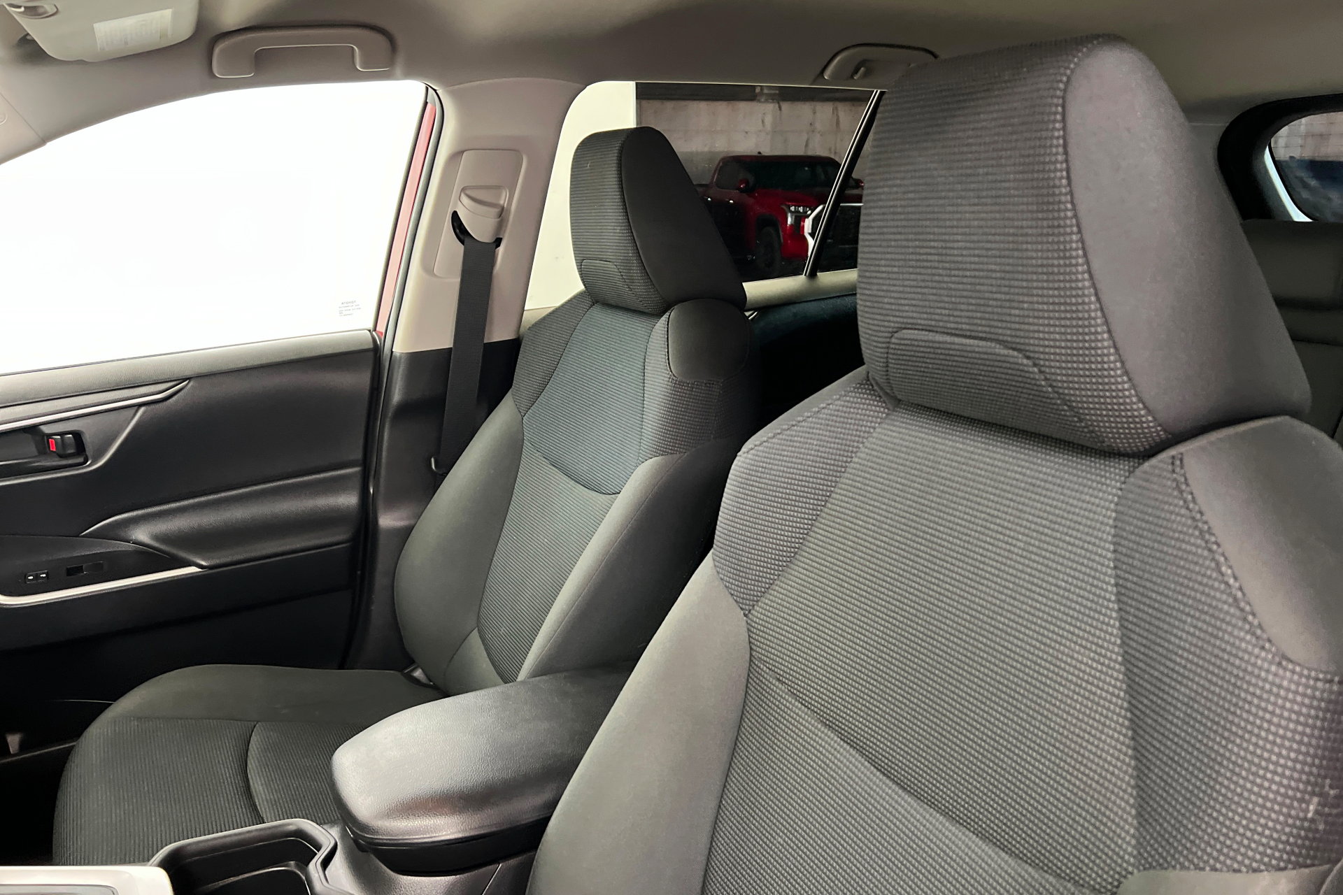 Used 2021 Toyota RAV4 LE image 16