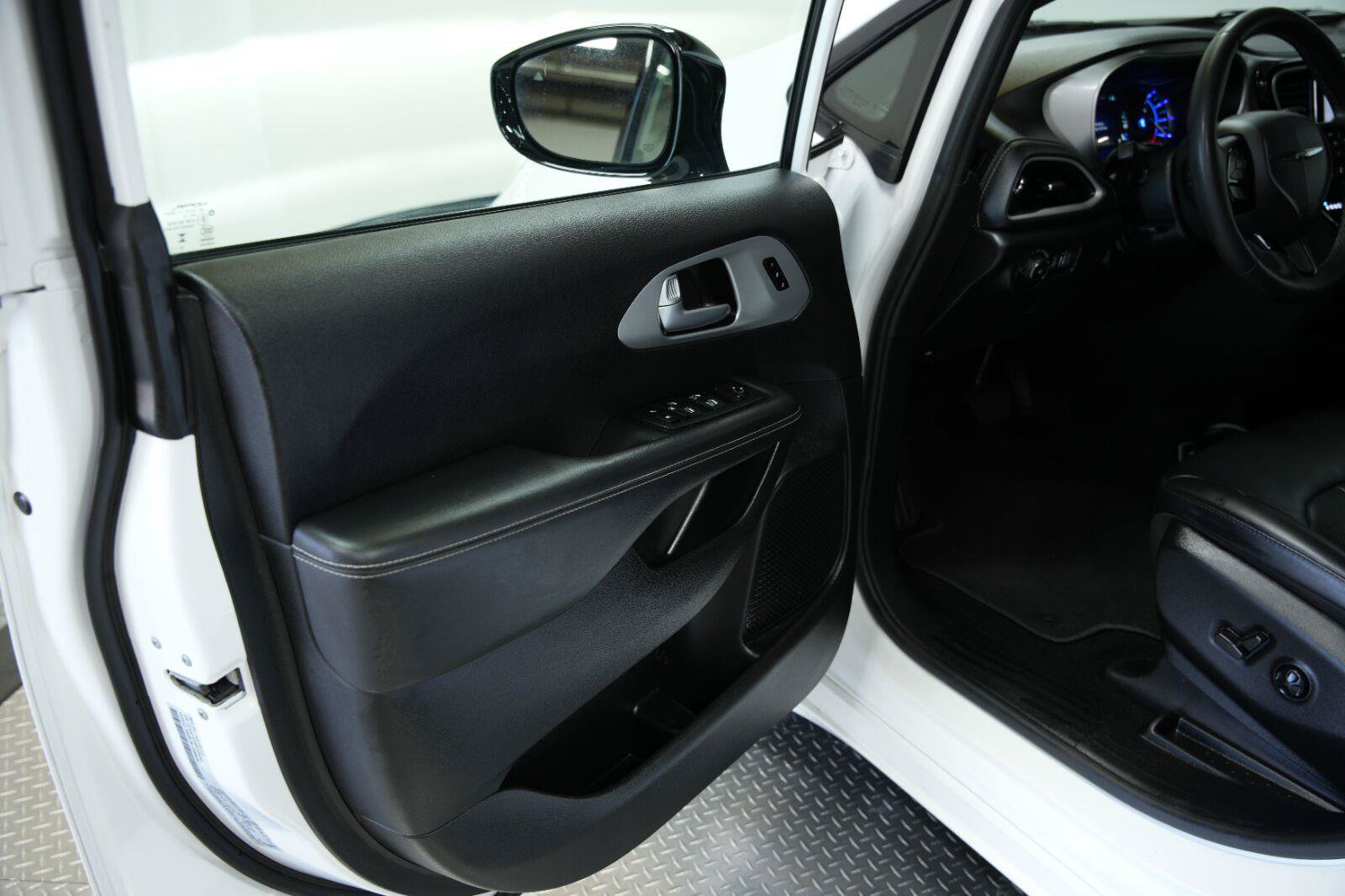 Used 2024 Chrysler Pacifica Limited FWD image 31