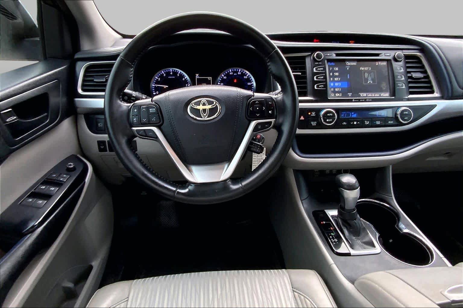 Used 2017 Toyota Highlander Plus FWD image 6