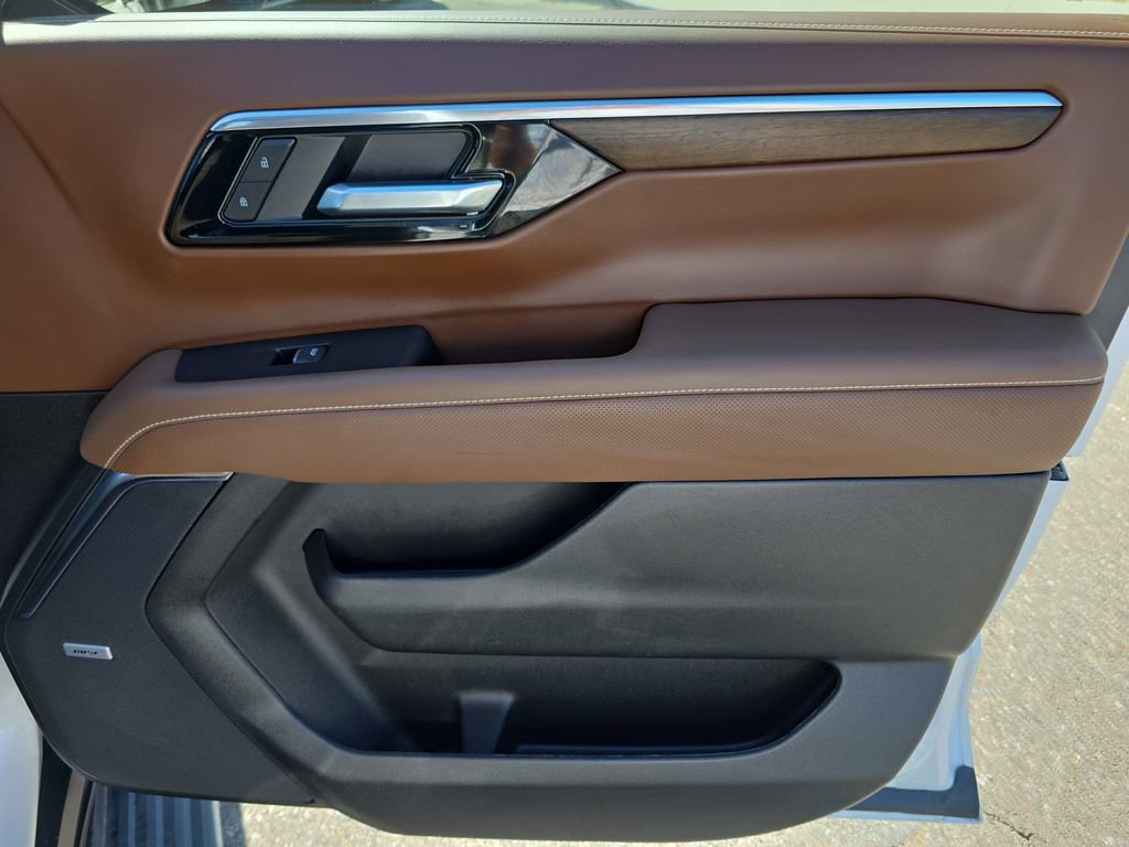 Used 2025 Chevrolet Tahoe High Country AWD/4WD image 11