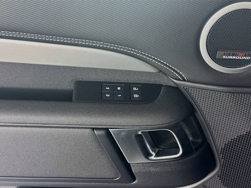 New 2025 Land Rover Discovery Dynamic SE image 17