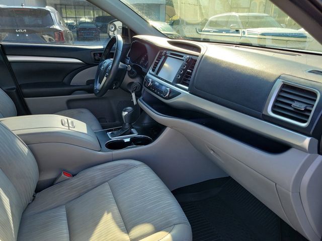 Used 2019 Toyota Highlander Plus AWD/4WD image 34