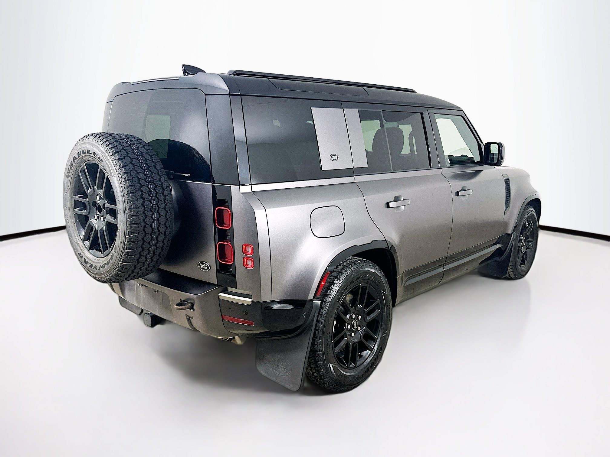 Used 2022 Land Rover Defender 110 X-Dynamic SE image 5