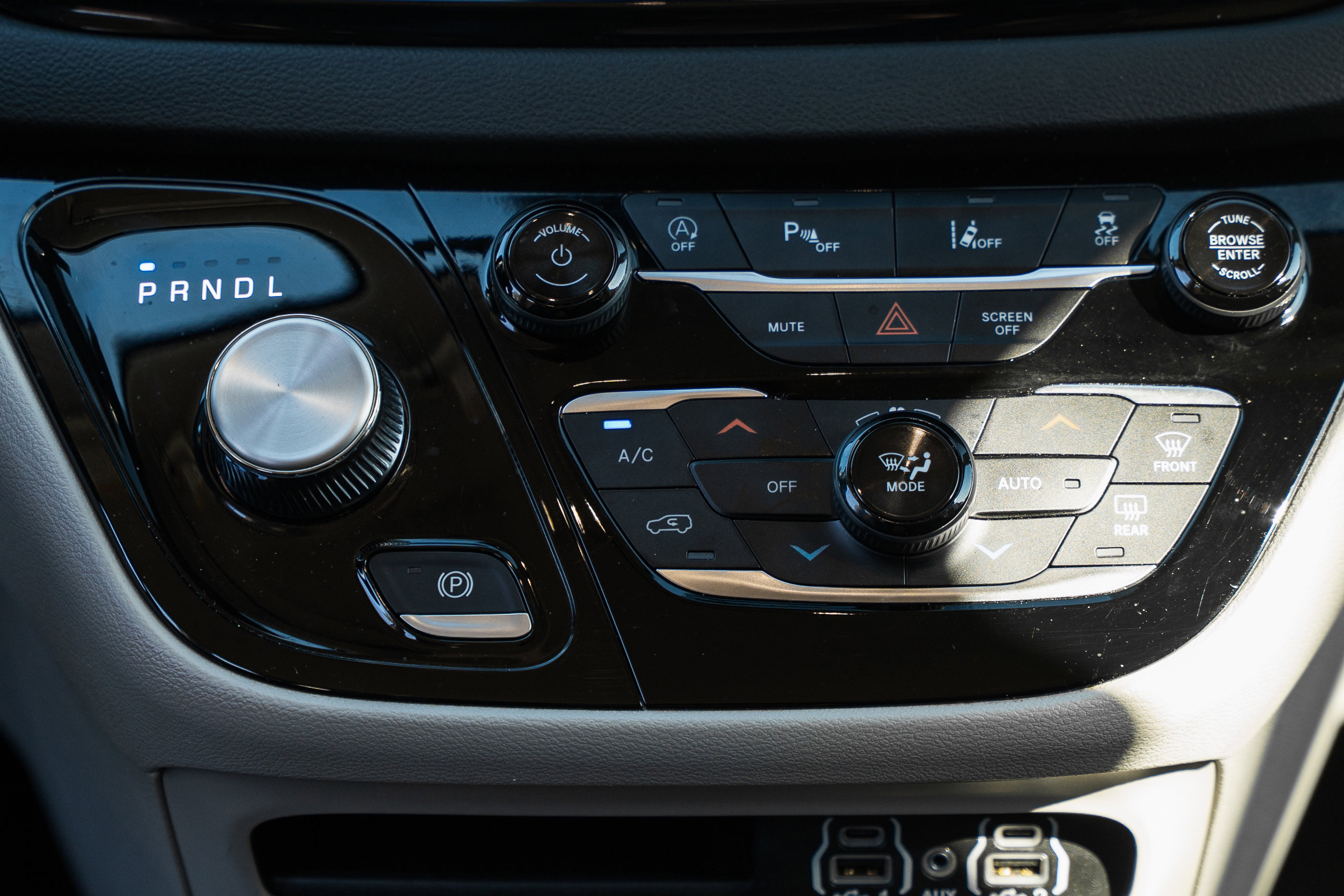 Used 2024 Chrysler Pacifica Touring-L image 12