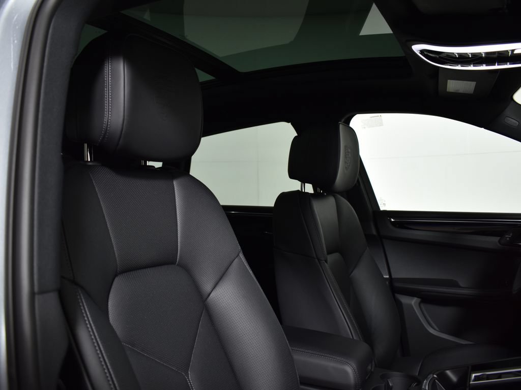 Used 2026 Porsche Macan AWD/4WD image 40