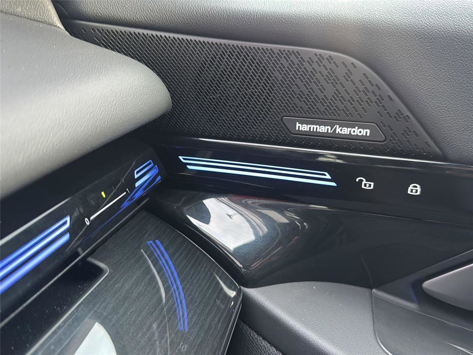 Used 2025 BMW 530i xDrive w/ Premium Package image 26