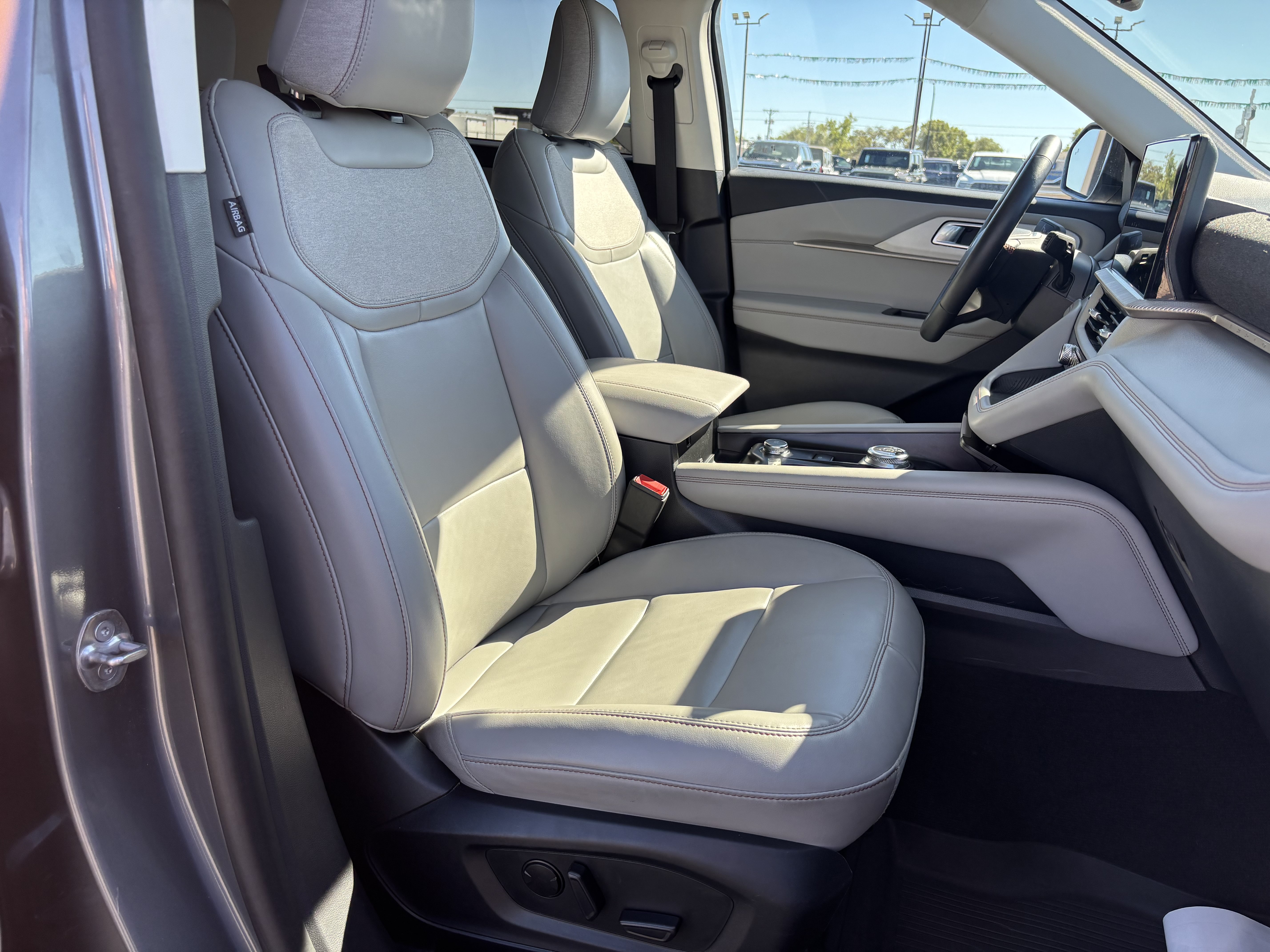 Used 2025 Ford Explorer Active w/ Active Comfort Package AWD/4WD image 32