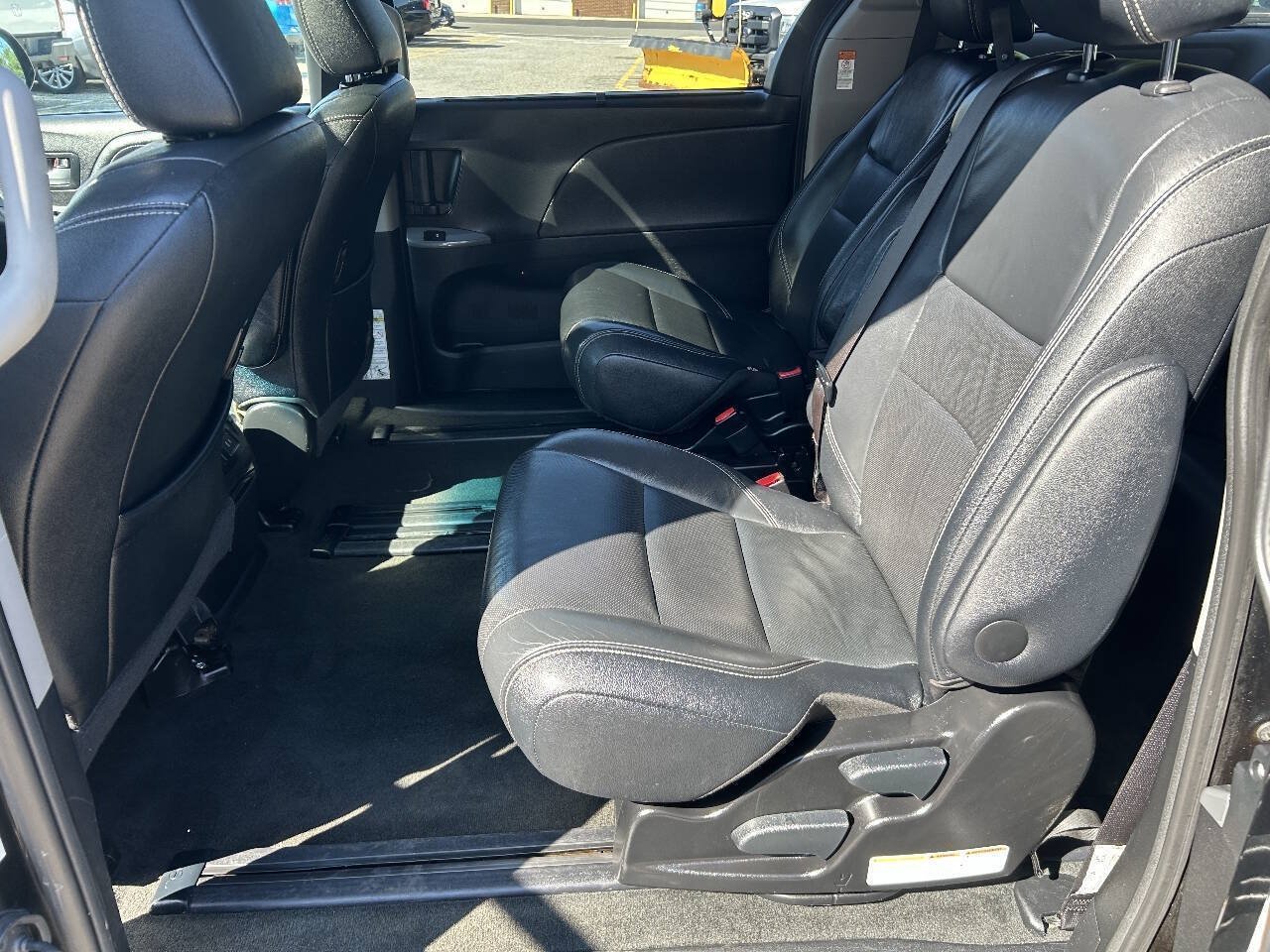 Used 2017 Toyota Sienna SE Premium FWD image 12