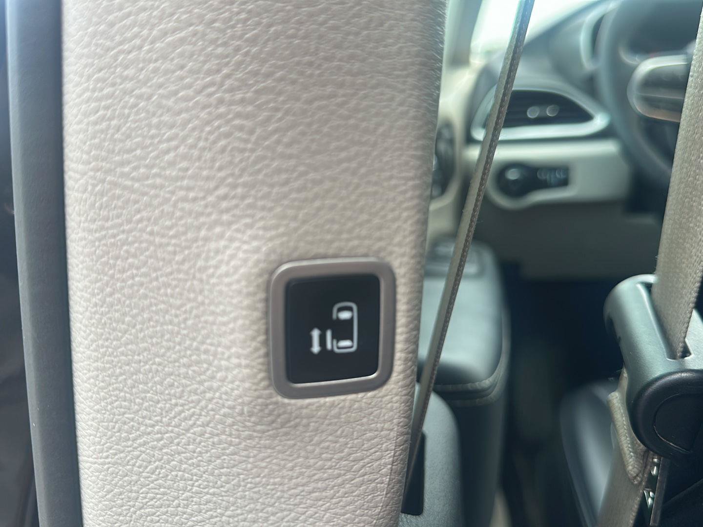 Used 2024 Chrysler Pacifica Touring-L FWD image 11