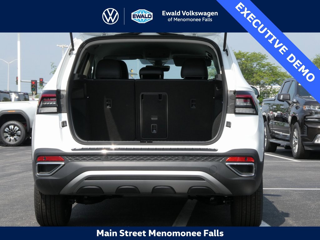 Certified 2025 Volkswagen Taos SE image 24