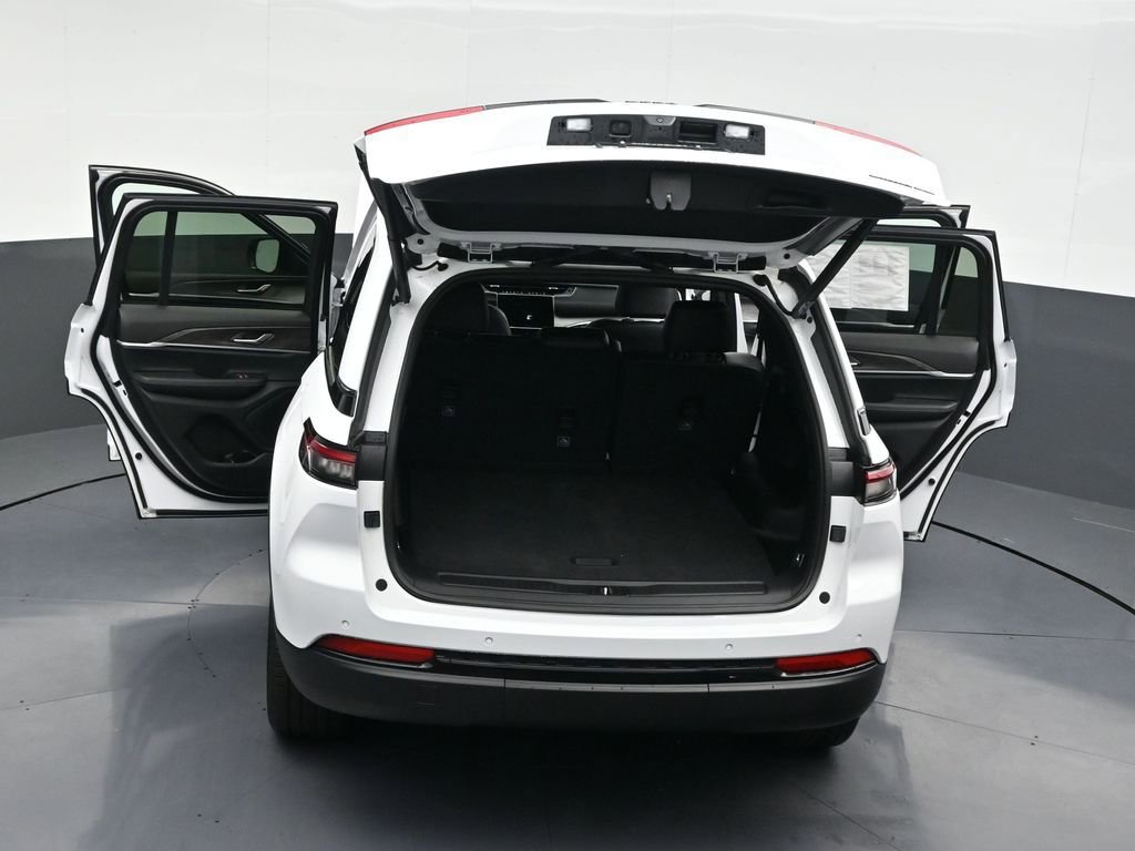 Used 2025 Jeep Grand Cherokee Limited w/ Black Appearance Package image 35