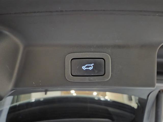 Used 2020 Jaguar F-PACE Premium image 13