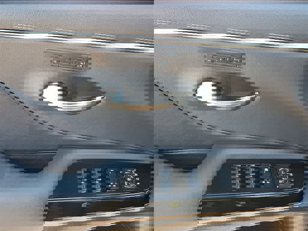 Used 2023 Lexus ES 300h w/ Premium Package image 10