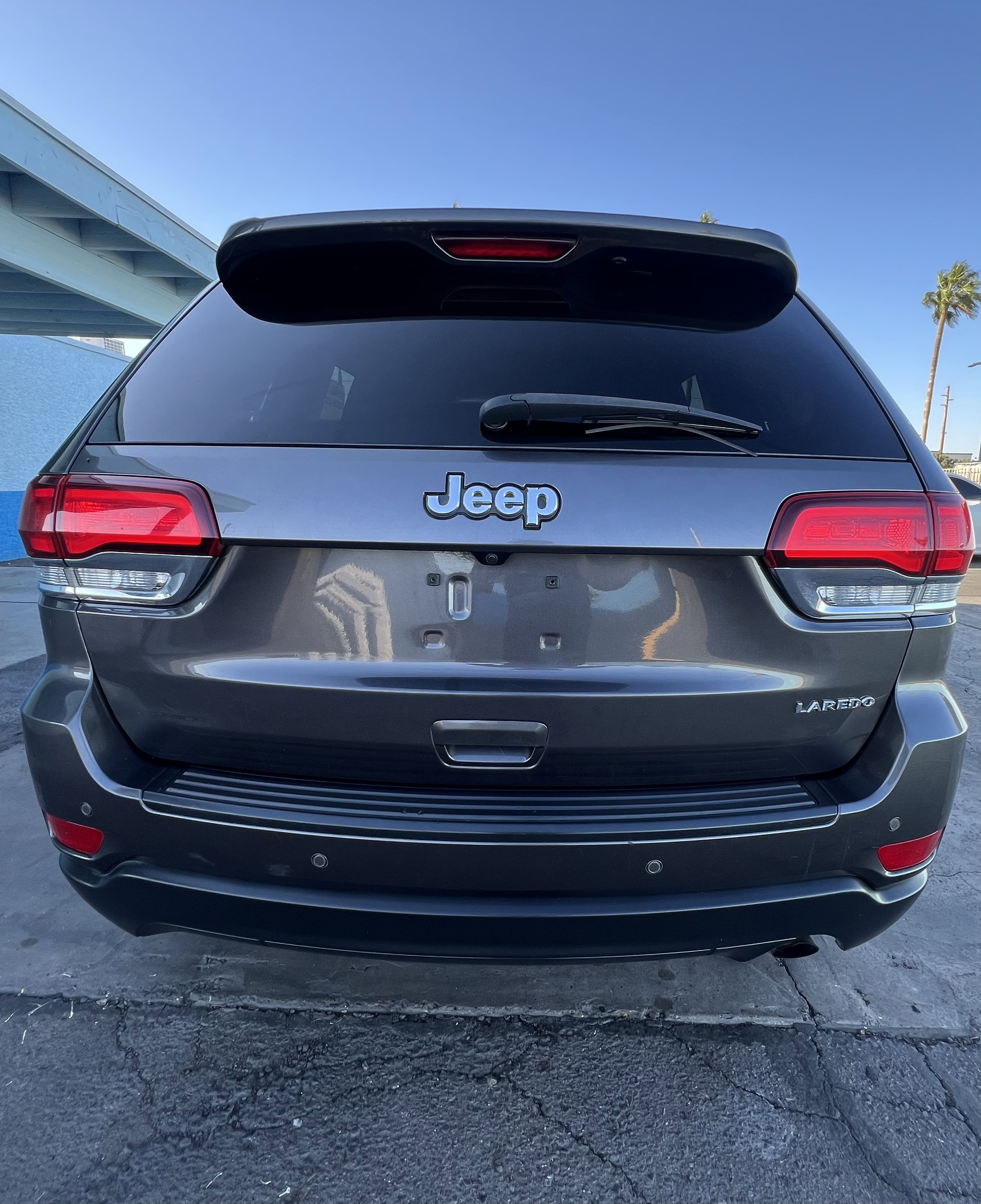 Used 2020 Jeep Grand Cherokee Laredo image 4