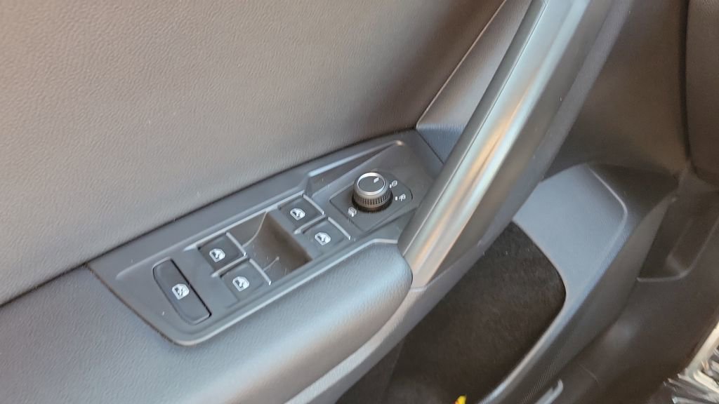 Used 2021 Volkswagen Tiguan SE R-Line FWD image 21