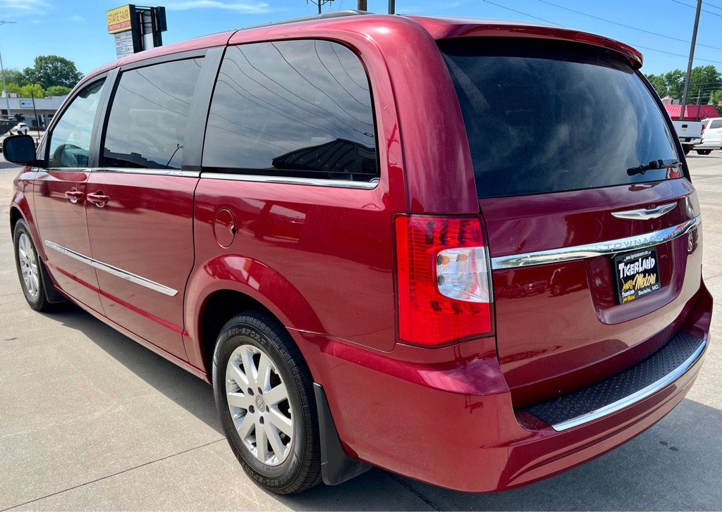 Used 2015 Chrysler Town & Country Touring w/ Mopar Premium Addition Group image 5