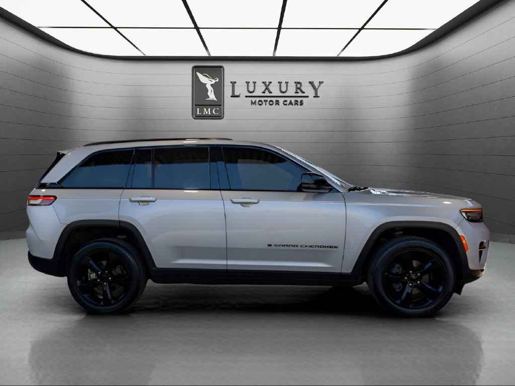Used 2023 Jeep Grand Cherokee Altitude AWD/4WD image 9