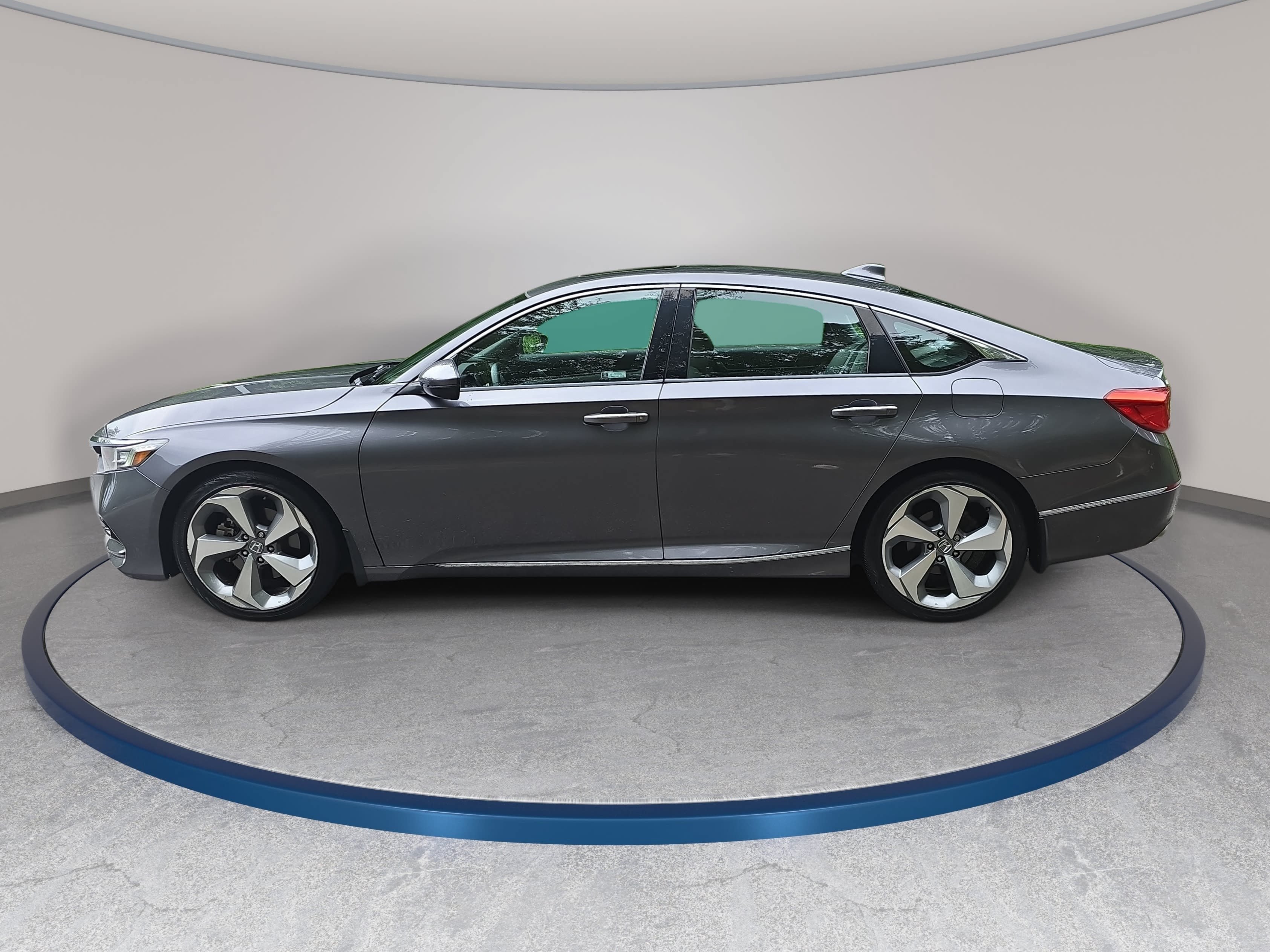 Used 2018 Honda Accord Touring image 8