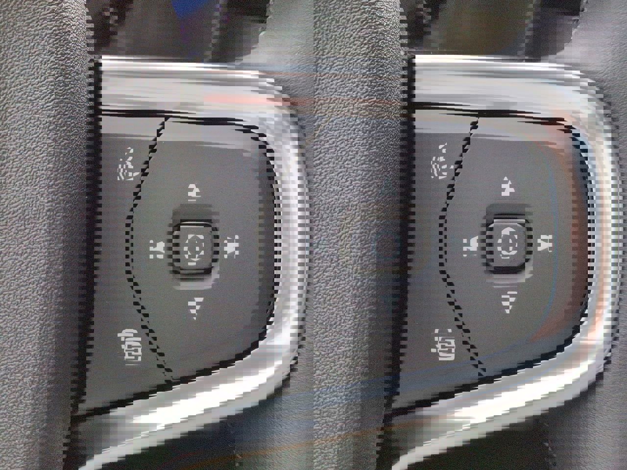 New 2025 Volvo XC40 B5 Core w/ Protection Package Premier image 25