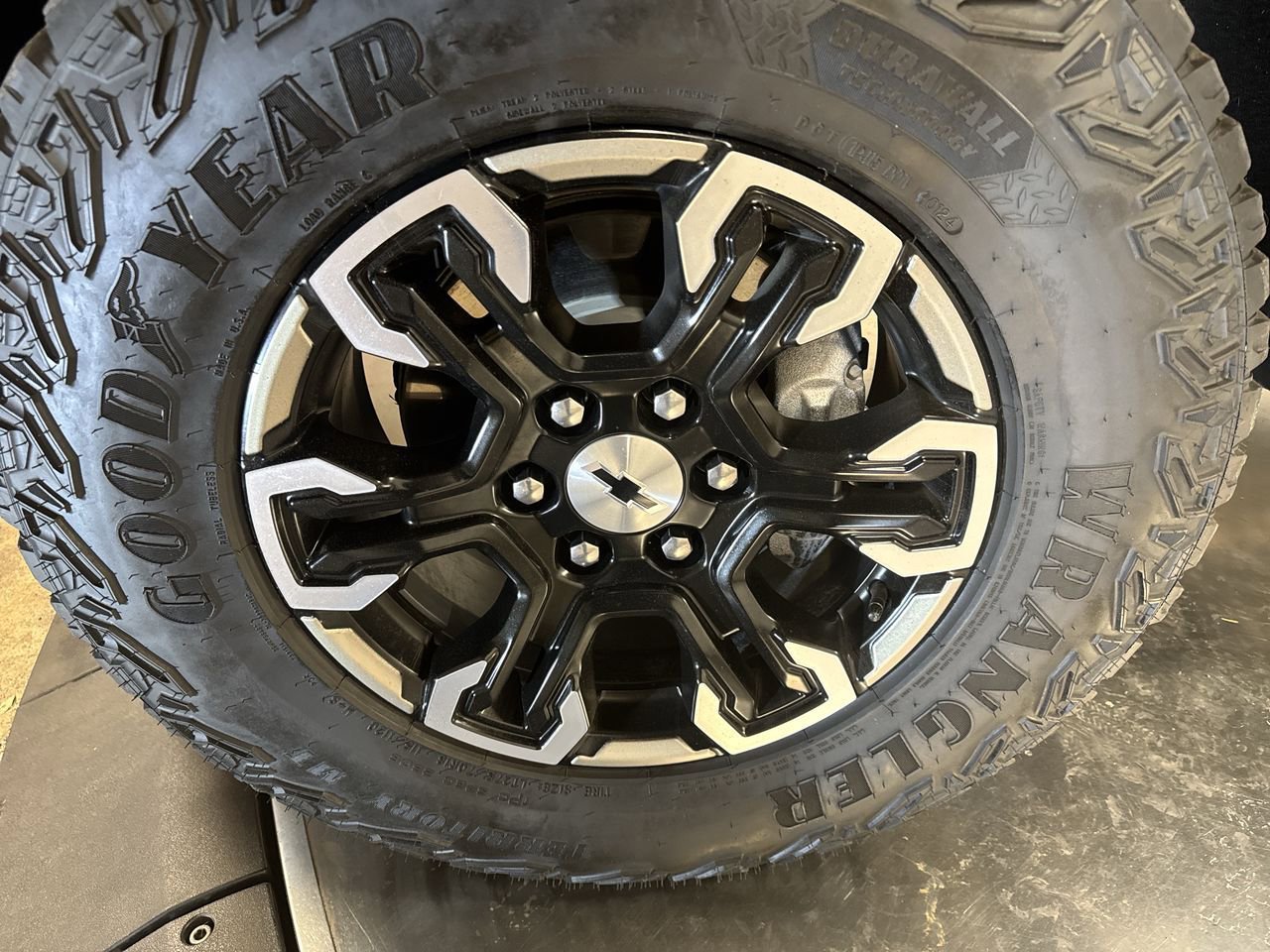 Used 2024 Chevrolet Silverado 1500 ZR2 w/ Technology Package image 10