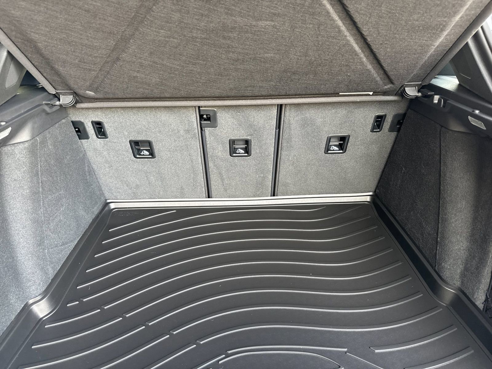 Certified 2025 Porsche Macan image 17