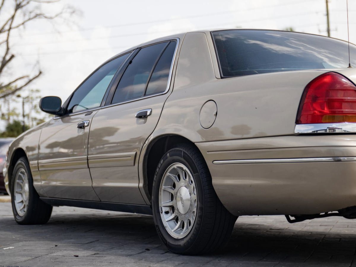 Used 1999 Ford Crown Victoria LX RWD image 9
