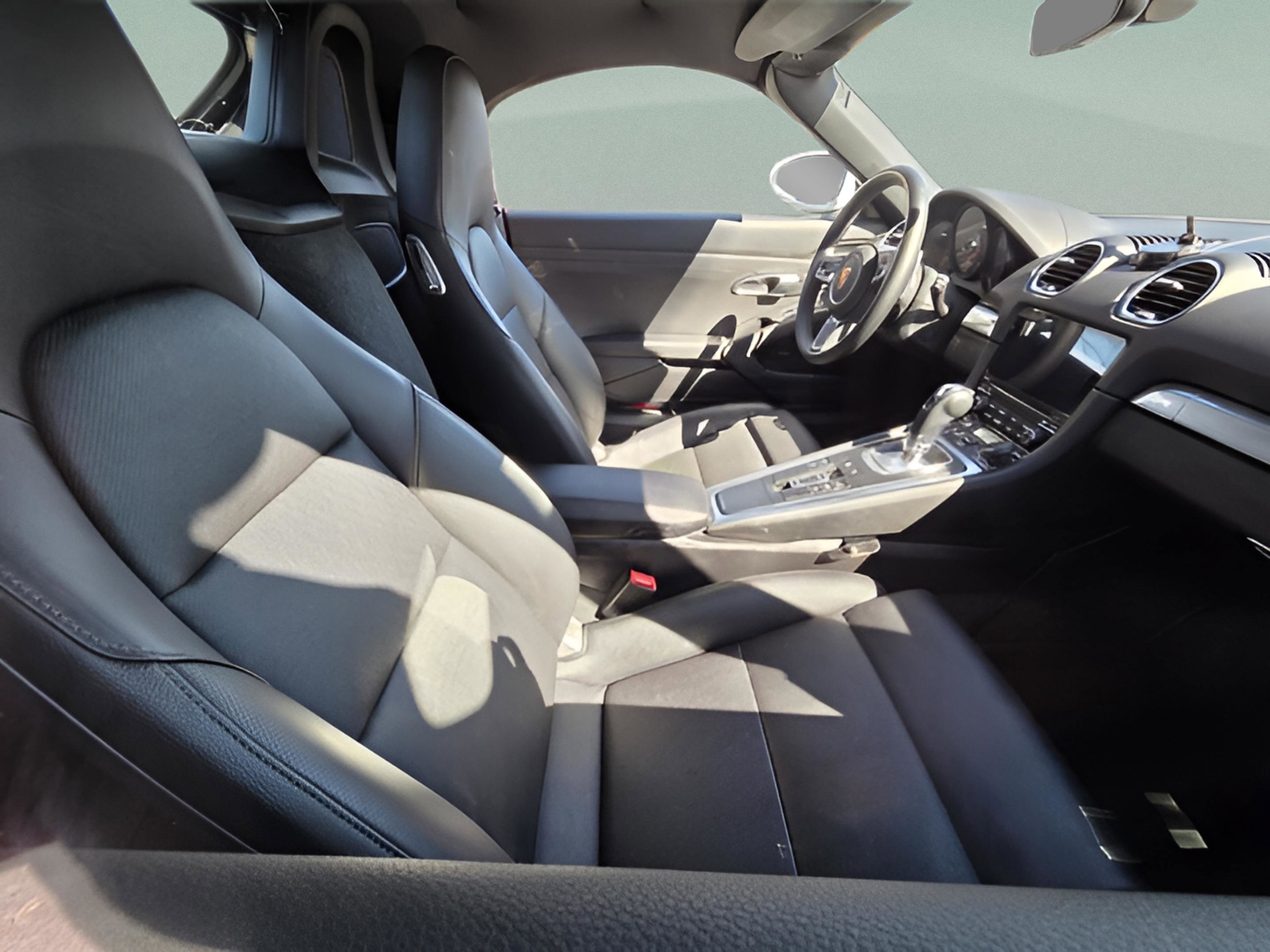 Used 2021 Porsche 718 Boxster image 9