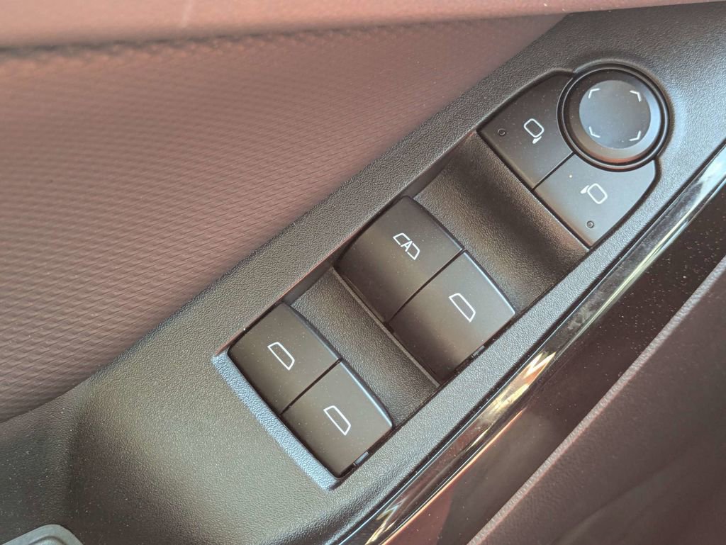 Used 2025 Chevrolet Equinox LT image 24