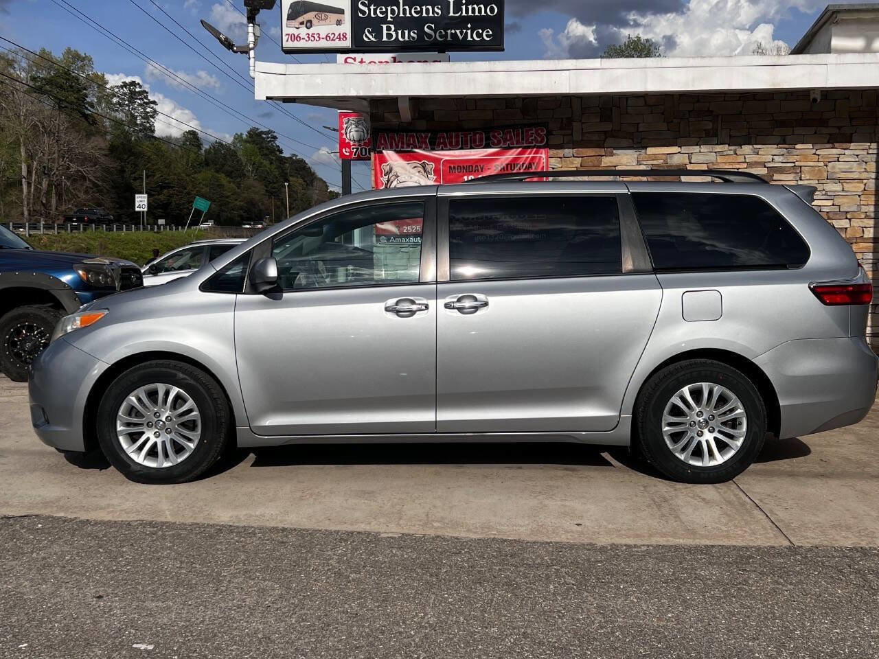Used 2017 Toyota Sienna XLE Premium FWD image 3
