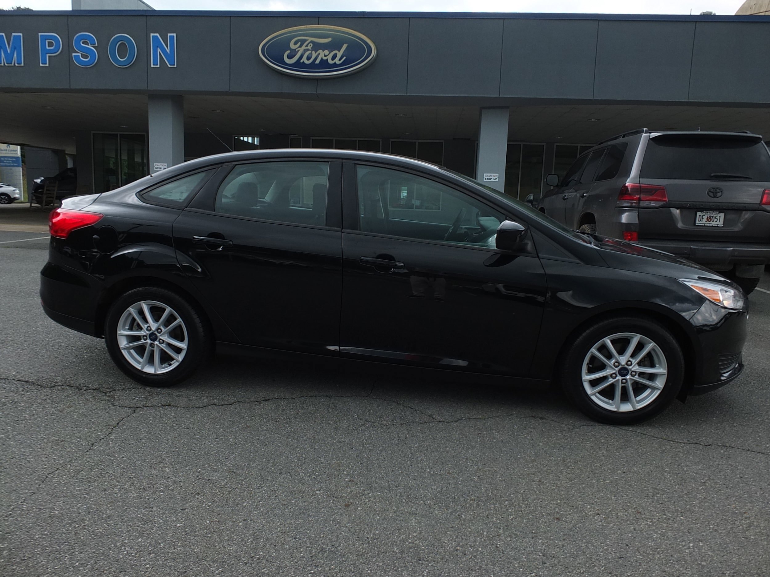 Used 2018 Ford Focus SE FWD image 2