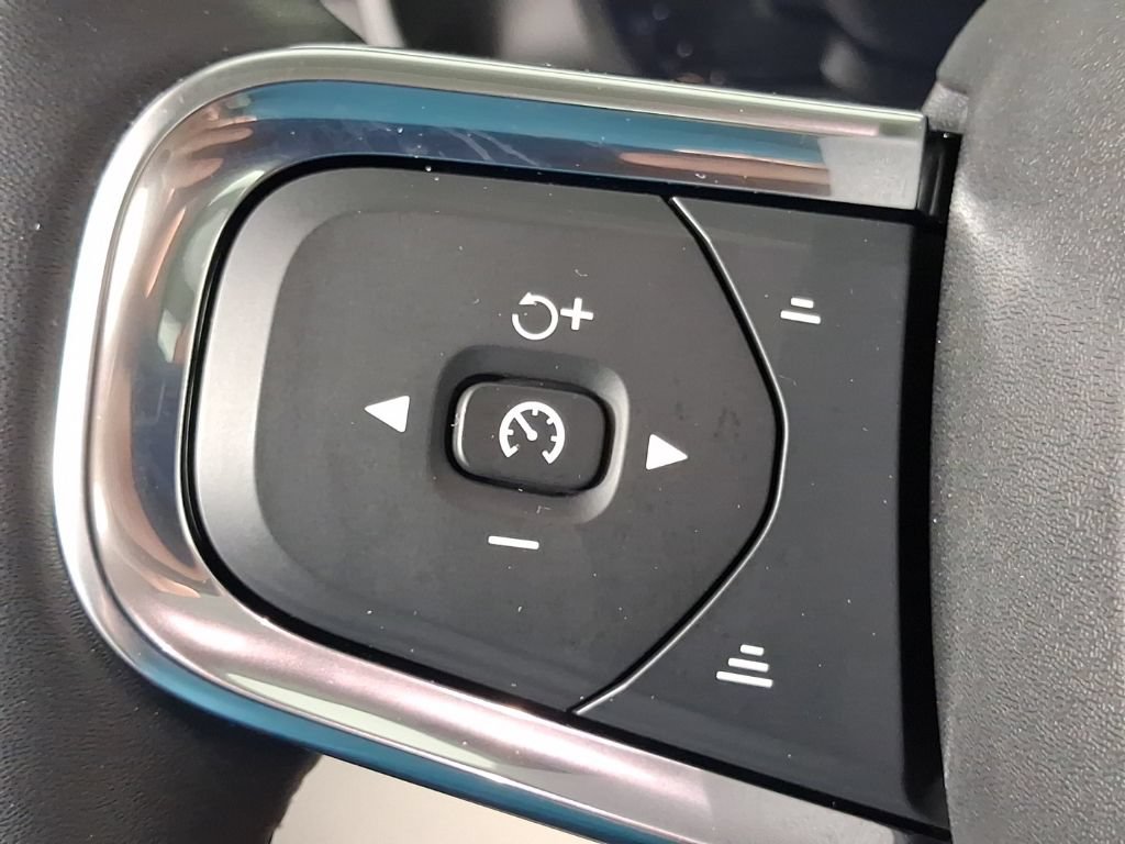 Certified 2026 Volvo XC40 B5 Plus AWD/4WD image 33