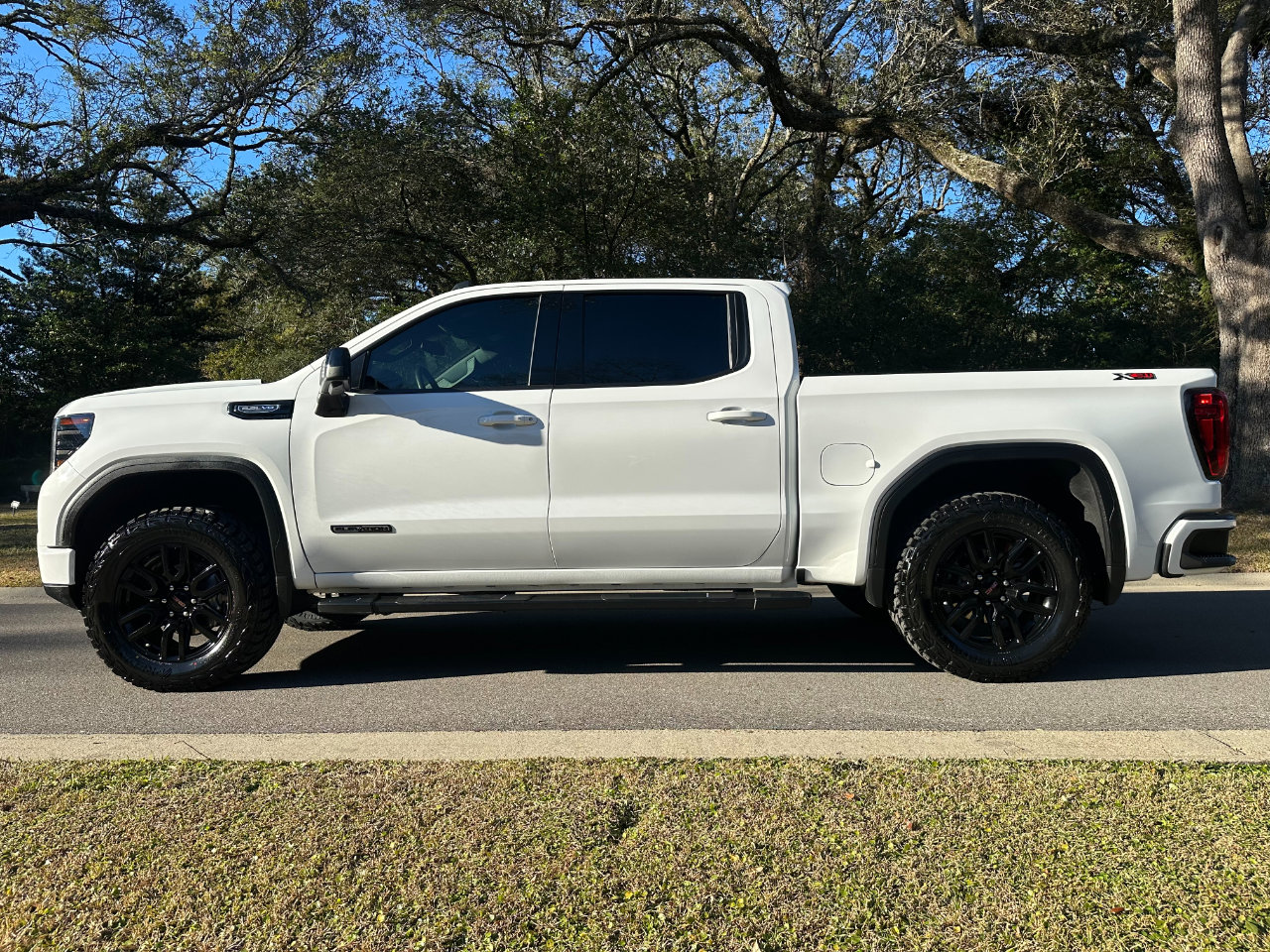 Used 2024 GMC Sierra 1500 Elevation w/ Elevation Premium Package image 8