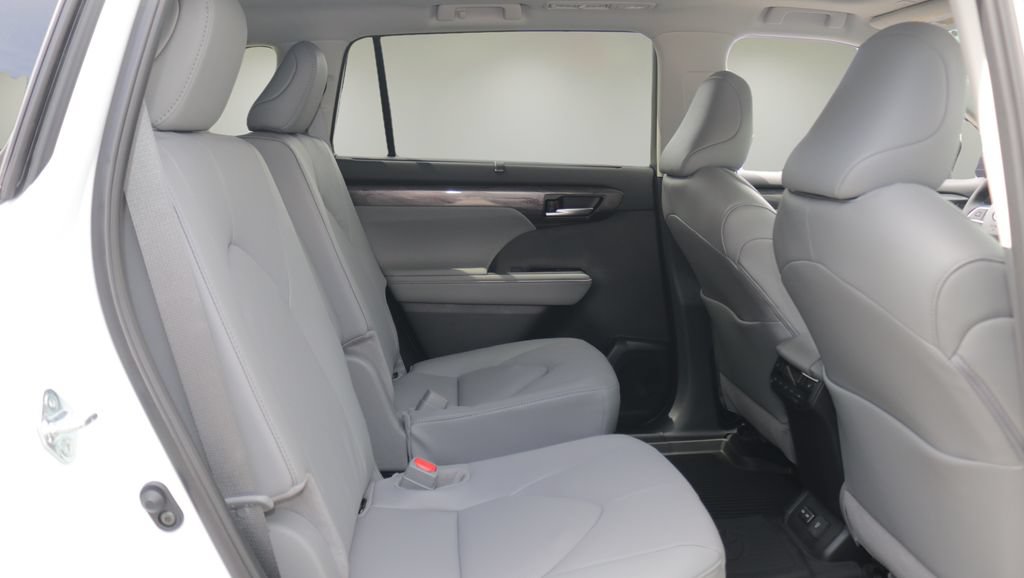 New 2026 Toyota Highlander Platinum AWD/4WD image 18