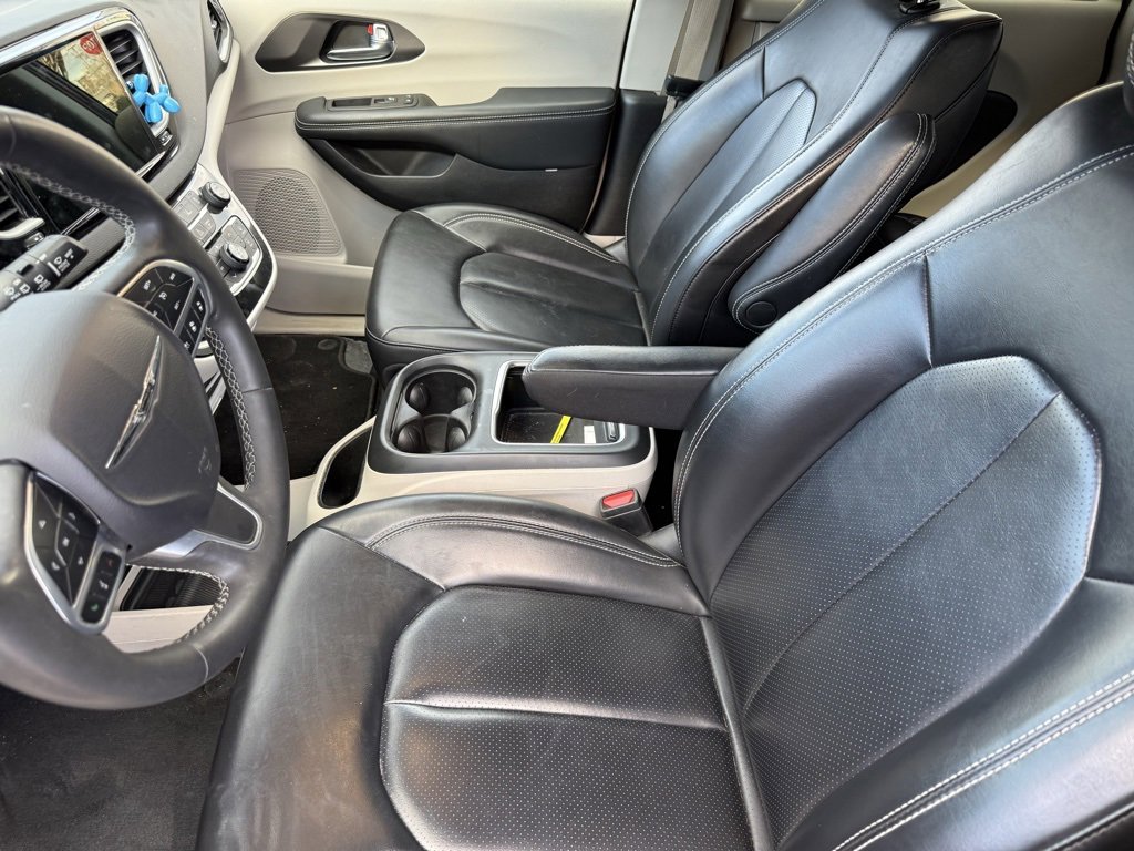 Used 2023 Chrysler Pacifica Touring-L image 12