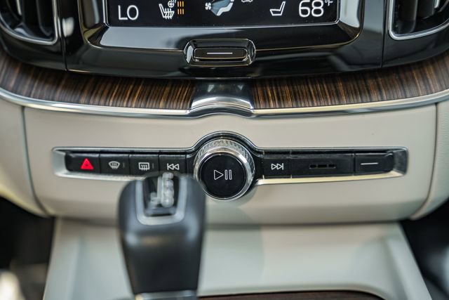 Used 2021 Volvo XC60 T5 Momentum w/ Advanced Package image 24