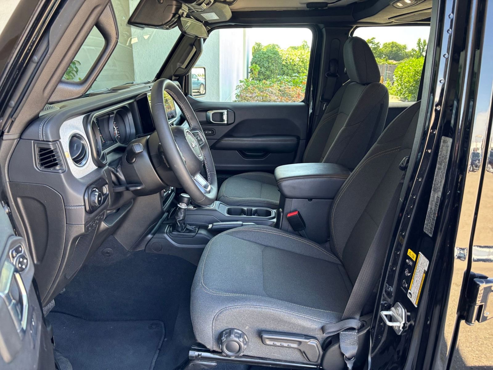Used 2025 Jeep Wrangler Unlimited Sahara AWD/4WD image 27