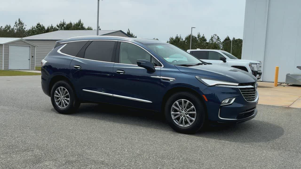 Used 2024 Buick Enclave Essence image 2