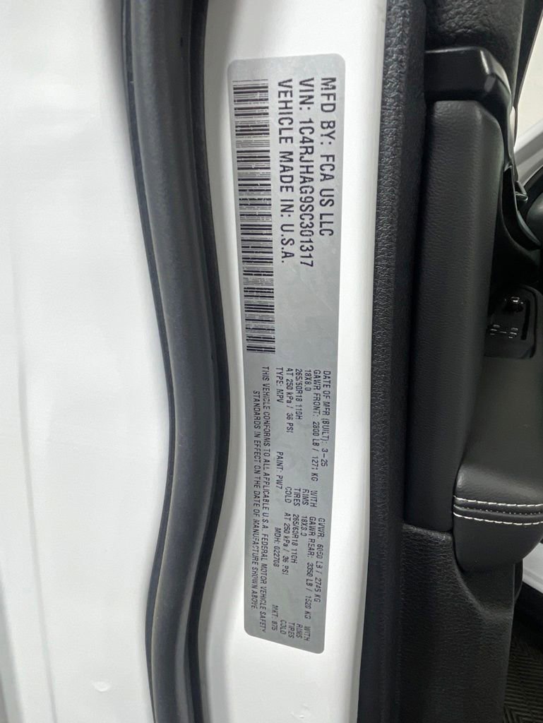 Certified 2025 Jeep Grand Cherokee Altitude AWD/4WD image 16