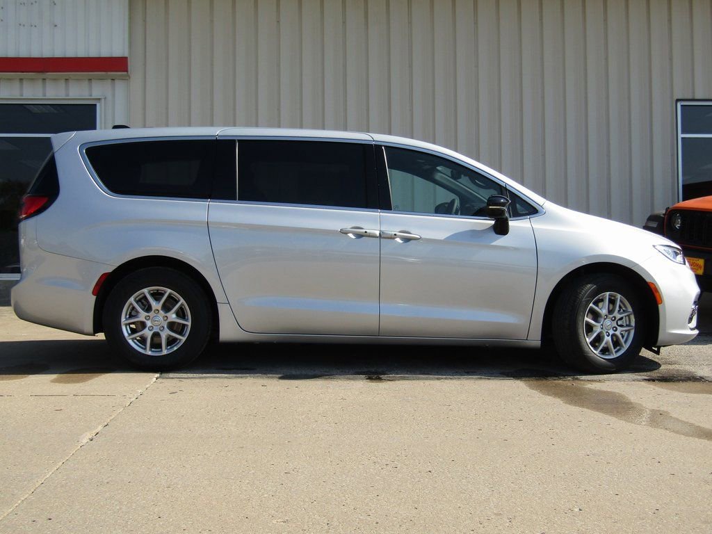 New 2026 Chrysler Pacifica Select image 2