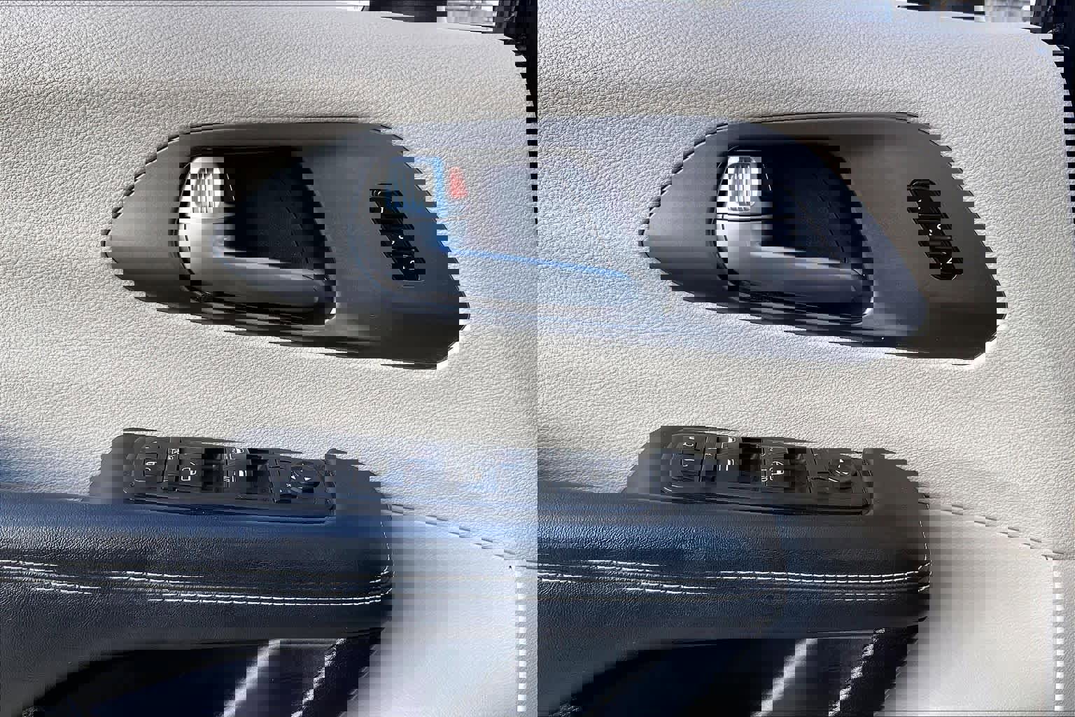 Used 2023 Chrysler Pacifica Touring-L image 32