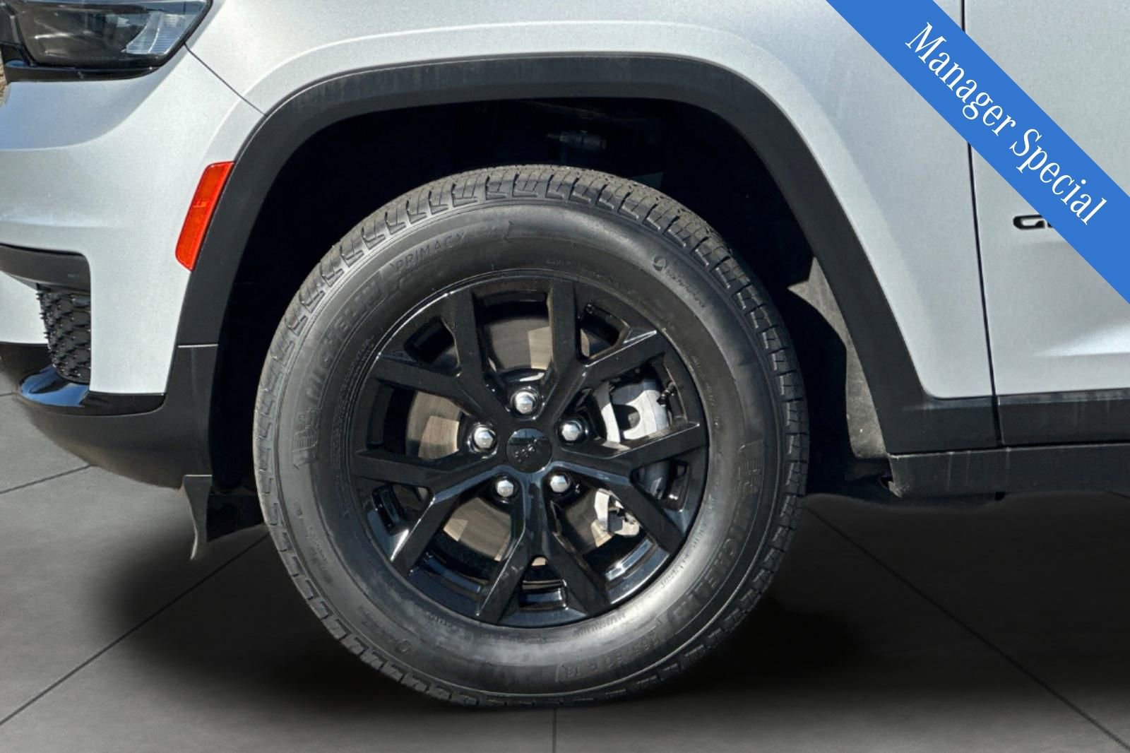Used 2024 Jeep Grand Cherokee L Laredo image 3