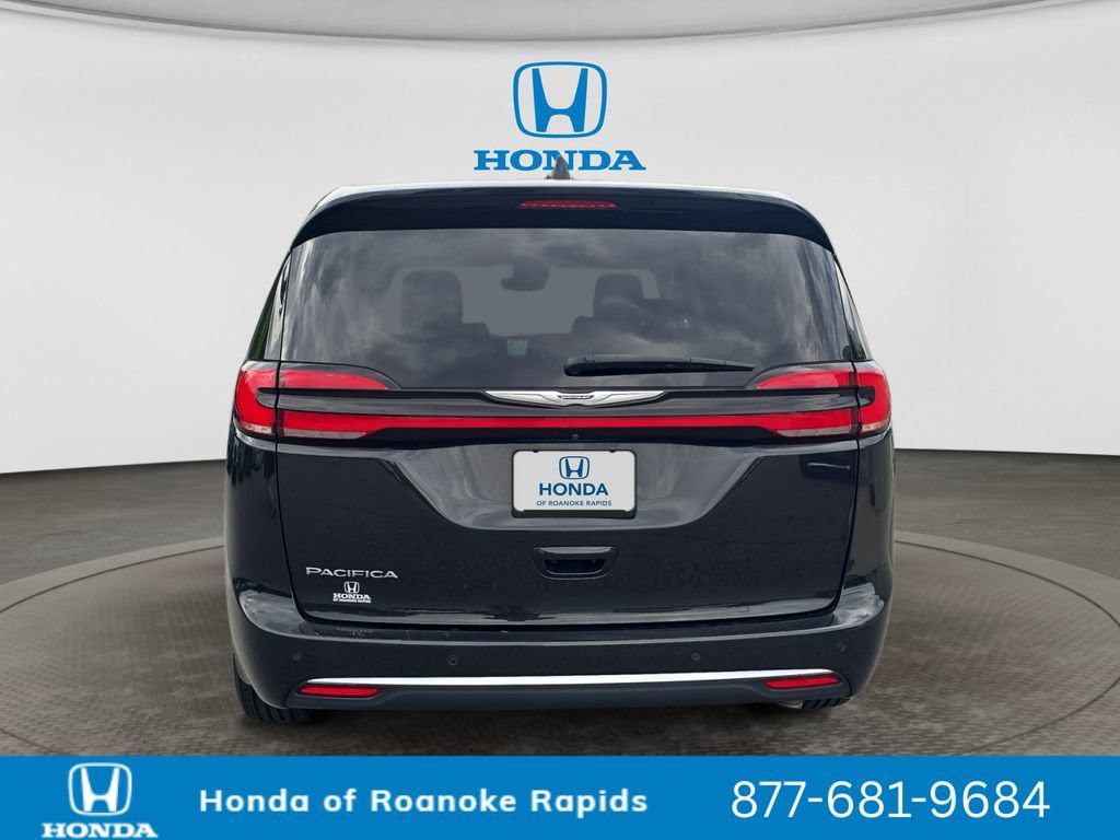 Used 2023 Chrysler Pacifica Touring-L FWD image 4