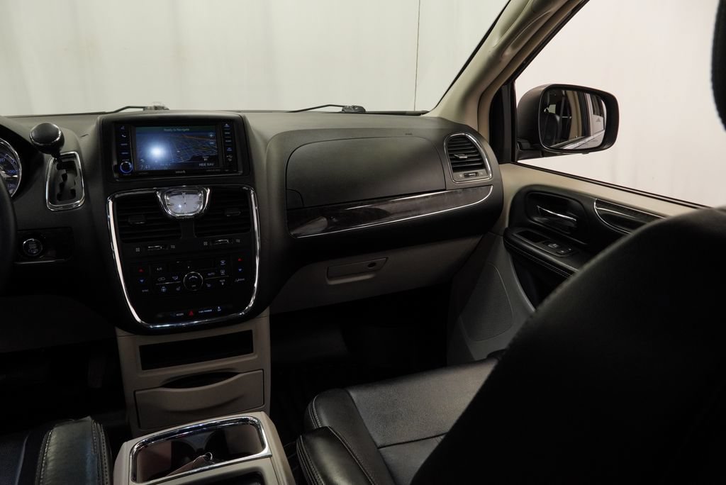 Used 2016 Chrysler Town & Country Touring w/ Driver Convenience Group FWD image 17