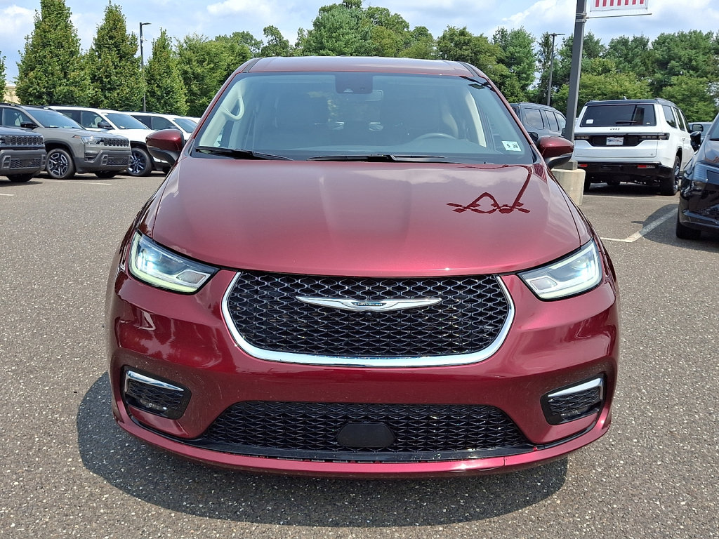 Used 2023 Chrysler Pacifica Touring-L w/ Uconnect Theater Family Group FWD image 8