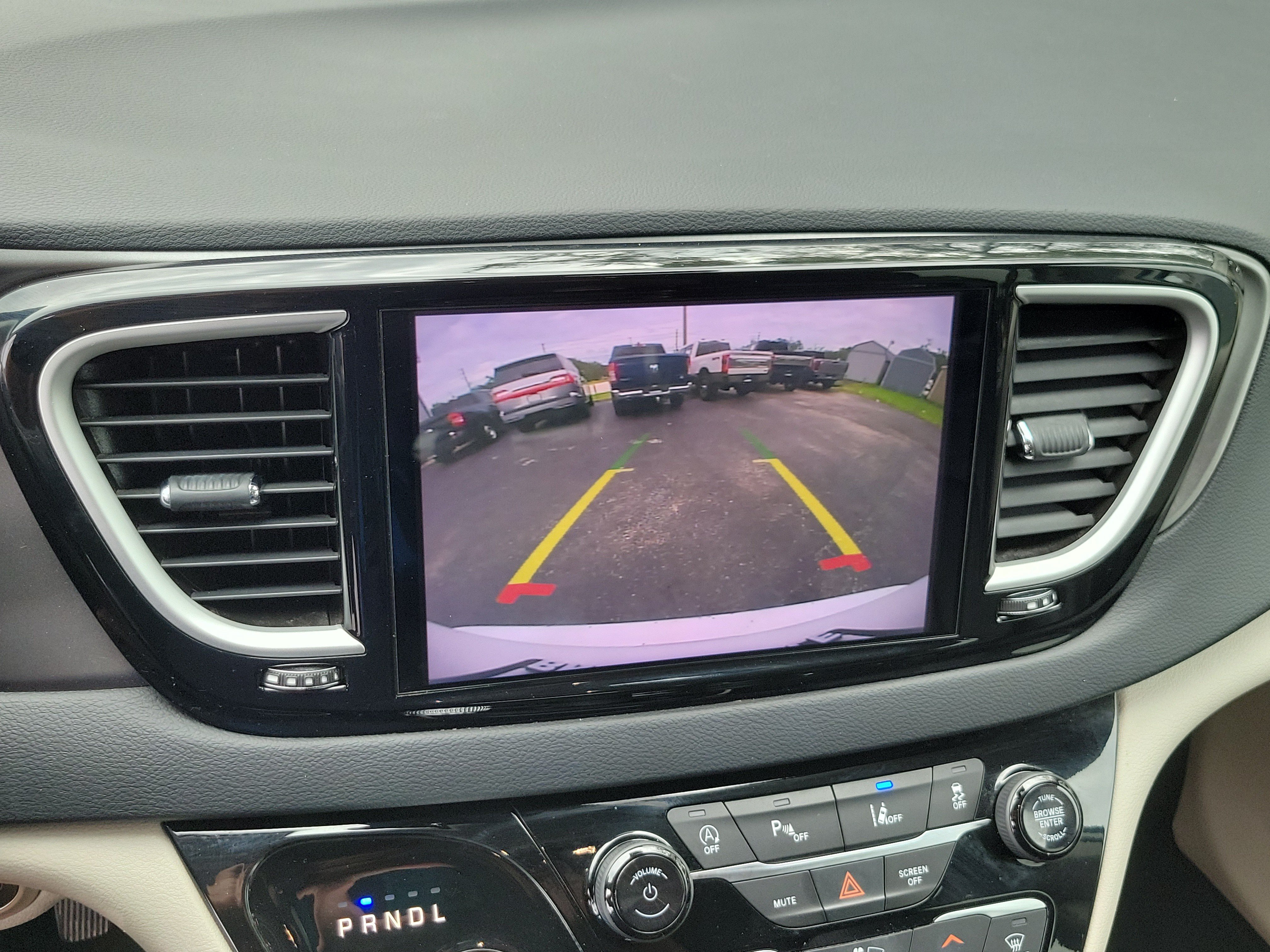 Used 2023 Chrysler Pacifica Touring-L FWD image 17