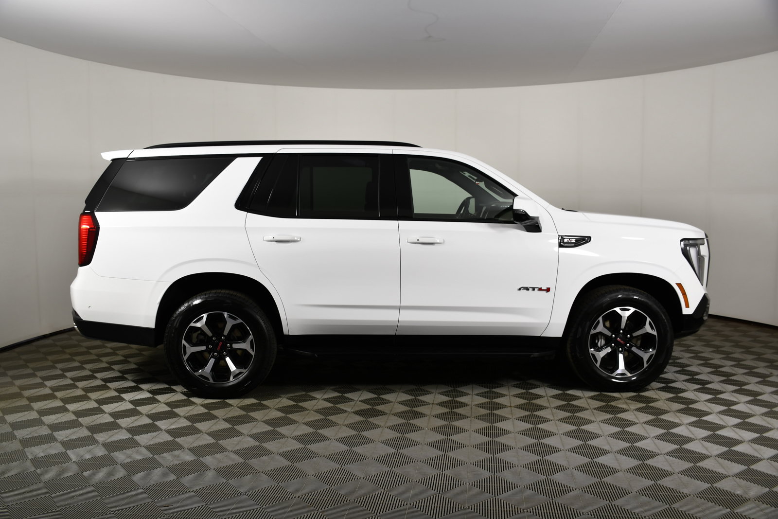 Used 2025 GMC Yukon AT4 AWD/4WD image 5