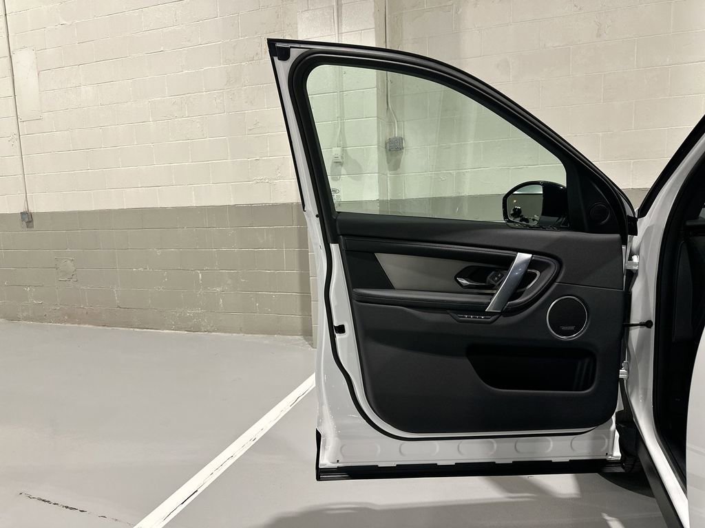 New 2026 Land Rover Discovery Sport Landmark image 9