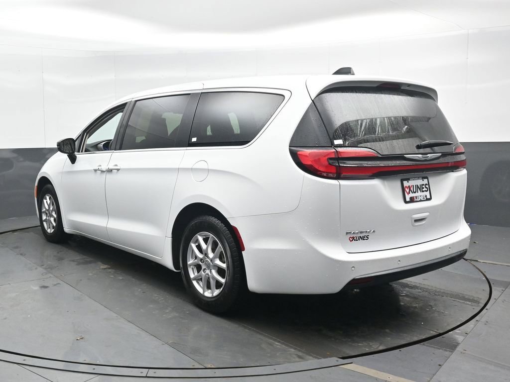 Used 2024 Chrysler Pacifica Touring-L FWD image 10