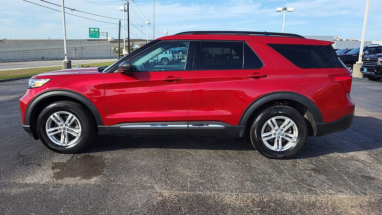 Used 2023 Ford Explorer XLT image 5
